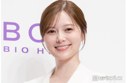 白石麻衣、みぎわさん風衣装で三つ編み＆メガネスタイル「お人形さんみたい」「再現度高い」と反響