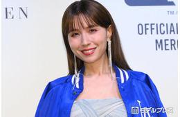 May J.、美脚際立つミニスカ衣装に絶賛の声「脚長くて綺麗すぎる」「綺麗な後ろ姿」