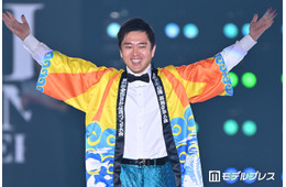 吉村大阪府知事、“顔隠し”堂々ランウェイ「究極に緊張してます」ステージで衣装チェンジも【関コレ2026S/S】