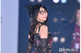 ハシヤスメ・アツコ「関コレ」シークレット登場 美背中チラリのSEXYドレス姿披露