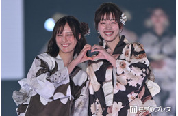 大友花恋＆元日向坂46佐々木美玲、シックな浴衣着こなす 仲良くハートポーズ【関コレ2026S/S】