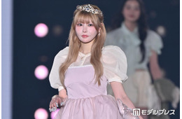 戦慄かなの、タトゥーのぞく姫ルック レースソックスで美脚輝く【関コレ2026S/S】