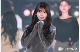 元日向坂46高本彩花、小花柄パンツ×レイヤード風トップスのラフコーデ 華やかオーラで視線独占【関コレ2026S/S】