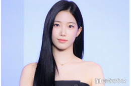 LE SSERAFIMカズハ、ミニ丈黒ドレスで圧巻の脚線美披露 “カメラ映え”意識のメイク術明かす