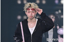 「今日好き」MON7A（もんた）、ジャージ×ピンク小物の平成ギャルファッションでランウェイ【関コレ2026S/S】