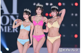 熊田曜子・村雨芙美・ 柚乃りか、ビキニで美ボディ全開 コート脱ぎ捨てSEXYポージング【関コレ2026S/S】
