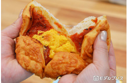 ファミマ、“超も～っちり”食感の新作パンを実食！じゅわもちピザパン、はみ出すホイップのあんぱん等3種