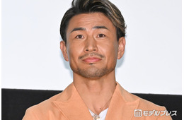 魔裟斗、両親を顔出し公開 金婚式の一家集結ショット「ご両親も美男美女」「いつまでも仲良しで素敵」の声