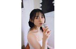 乃木坂46川崎桜、スラリと伸びた足を披露 「アザーカットミニブック」先行カット公開【エチュード】