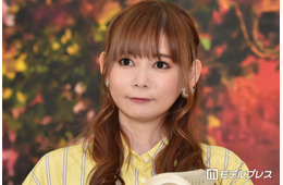 中川翔子、6か月双子とベビーサークルでゴロゴロ「広すぎる」「ママにピッタリくっついてて可愛らしい」と反響