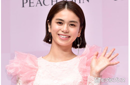 佐藤晴美、ヘソ出しショートパーカーから美腹筋チラリ「異次元のスタイル」「おしゃれ上級者」と反響