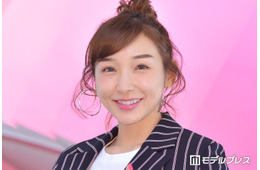 加護亜依、ミニボトム×レースタイツピンク衣装で美脚見せ「スタイル良すぎ」「大人可愛くて素敵」の声