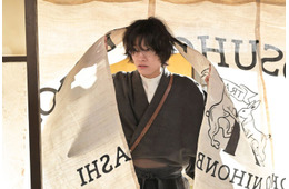 「風、薫る」Aぇ! group佐野晶哉が初登場でファン歓喜の声「一瞬なのに色気ダダ漏れ」「雰囲気すごい」【ネタバレあり】