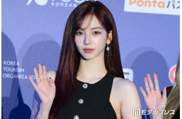 aespaカリナ、キャミワンピで夜桜鑑賞「透明感爆発」「スタイル抜群」の声