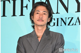 PINKY、夫・窪塚洋介らとの家族花見ショット公開「美男美女すぎる」「絵になる」の声