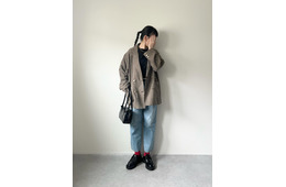 赤ソックスを効かせて。ユニクロとGUで作る、大人の遊び心を添えたトラッドなデニムスタイル【40代の毎日コーデ】