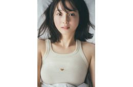 佐々木希、デビュー20周年記念し10年ぶりのカレンダー決定 “目が合いすぎる”コンセプトに撮影