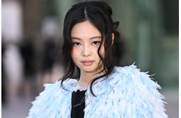 BLACKPINKジェニー、美ウエスト際立つへそ出しトップス姿披露「異次元の可愛さ」「シルエット最強」