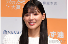 石井杏奈、美ボディ映えるフリル水着姿披露「ウエスト綺麗」「さすがの着こなしです」と反響