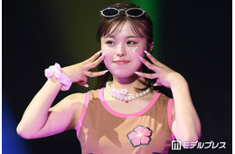 美人クリエイター、レイヤーカットで印象がらり 美脚輝くミニスカ姿に反響「ビジュ爆発」「理想の脚線美」