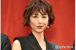 高岡早紀「娘と商店街をぶらぶら」街角プラべショットに絶賛の声「映画のワンシーンかと」「オーラがすごい」