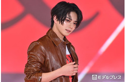 岩瀬洋志、唇拭うセクシー仕草にキュン ロングコート姿で抜群スタイル際立つ 【ガルアワ2026SS】