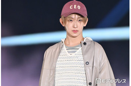 MAZZEL・NAOYA、笑顔封印ランウェイ キャップ×メッシュトップスが可愛い【ガルアワ2026SS】