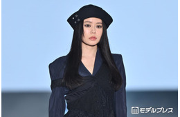 なごみ、レースタイツから美脚のぞく オーラ放つ全身ブラックコーデ【ガルアワ2026SS】