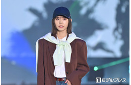 井桁弘恵、ジャケット×デニムの“ドレカジ”スタイルでクールにランウェイ「着こなし可愛い」「真似したい」と反響【ガルアワ2026SS】