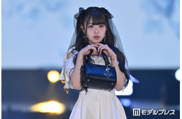 MINAMI、ミニ丈オフショルワンピで美肩＆美脚全開 大ぶりリボンハーフツインがキュート【ガルアワ2026SS】