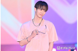 「ブルーロック」実写化出演話題・野村康太、メガネ外して微笑む 春色Tシャツ×デニムパンツで闊歩【ガルアワ2026SS】