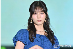 日向坂46小坂菜緒、夏っぽ清楚コーデで登場「爽やか」「似合ってる」絶賛の声【ガルアワ2026SS】