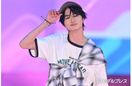 「国宝」で話題・越山敬達、キャップ＆デニムパンツ合わせのカジュアルコーデに反響「小顔際立つ」「さすがの着こなし」【ガルアワ2026SS】