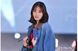 大友花恋、美肩ちらりの着崩しファッションで魅力放出「ドキッとした」「色白で綺麗」と絶賛の声【ガルアワ2026SS】