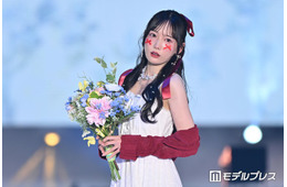 ≠ME鈴木瞳美、カーディガンから美肩チラ見せ リボンメイクがキュート【ガルアワ2026SS】