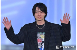 豊田裕大、 黄色い歓声に笑顔でお手振り ジャケット×プリントTシャツで遊び心溢れる着こなし【ガルアワ2026SS】