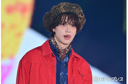 BUDDiiS小川史記、舌ペロ＆バーンで観客虜に ヒョウ柄ベレー帽の個性派スタイリング【ガルアワ2026SS】