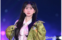 乃木坂46川崎桜、個性派レースシャツから美脚スラリ 迷彩柄ダウンで遊び心溢れる【ガルアワ2026SS】