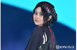 日向坂46的野美青、ダークなアイメイクで雰囲気ガラリ【ガルアワ2026SS】