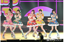 超ときめき宣伝部、新体制で「ガルアワ」登場 TikTokでバズ「超最強」含む3曲メドレーで観客と一体に【ガルアワ2026SS】