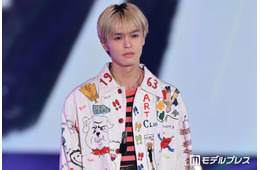 奥野壮、プリントジャケット姿でランウェイ 鮮やかアイテムも難なく着こなす【ガルアワ2026SS】