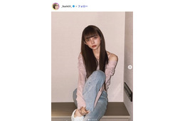 広島カープ小園海斗選手の妻・渡辺リサ、ボディライン際立つぴったりトップス姿「スタイル神すぎる」「お人形さんみたい」の声