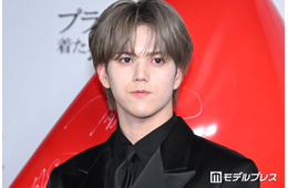 MAZZEL・RAN、赤がワンポイントのブラック衣装「プラダを着た悪魔２」期待ポイント明かす