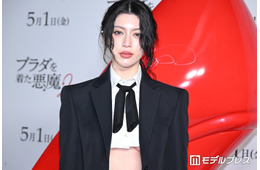 三吉彩花、へそピ目立つショート丈シャツコーデ マニッシュの中に柔らかさ選出【プラダを着た悪魔２】