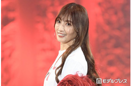 熊田曜子、ミニ丈ボトムスから美脚全開「脚が長くてびっくり」「スタイル最強」と反響