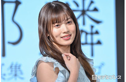 元AKB48メンバー、ミニスカベージュ衣装で美脚披露「春らしくて素敵」「スタイル抜群」の声
