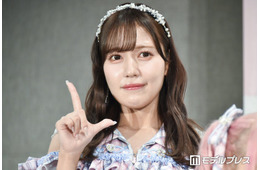 ＝LOVEメンバー、ミニ丈×タイツ姿で美脚際立つディズニーコーデ披露「スタイルが神」「シンデレラ城より輝いてる」