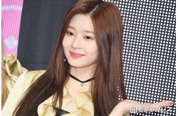 IZ*ONE出身キム・ミンジュ、美脚際立つ撮影中ショット公開「完璧な美」「脚長すぎて二度見」と反響