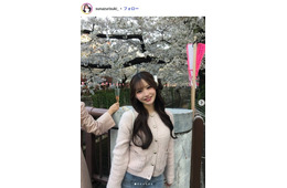 仮面高校生の妹で話題・すなずりかりん、韓国でのミニワンピショット公開「可愛い」「海に映える写真」と話題