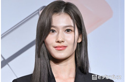 TWICEサナ、アメスリから美肩際立つ「ラインが綺麗すぎる」「美の極み」と反響相次ぐ
